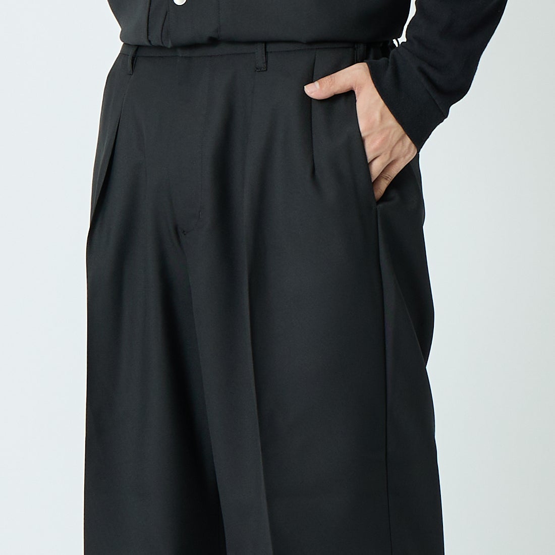 amne [アンヌ] ギャバジンホエールスラックス [AMN-PT-046] BLACK &&モデル身長：179cm 着用サイズ：2&&