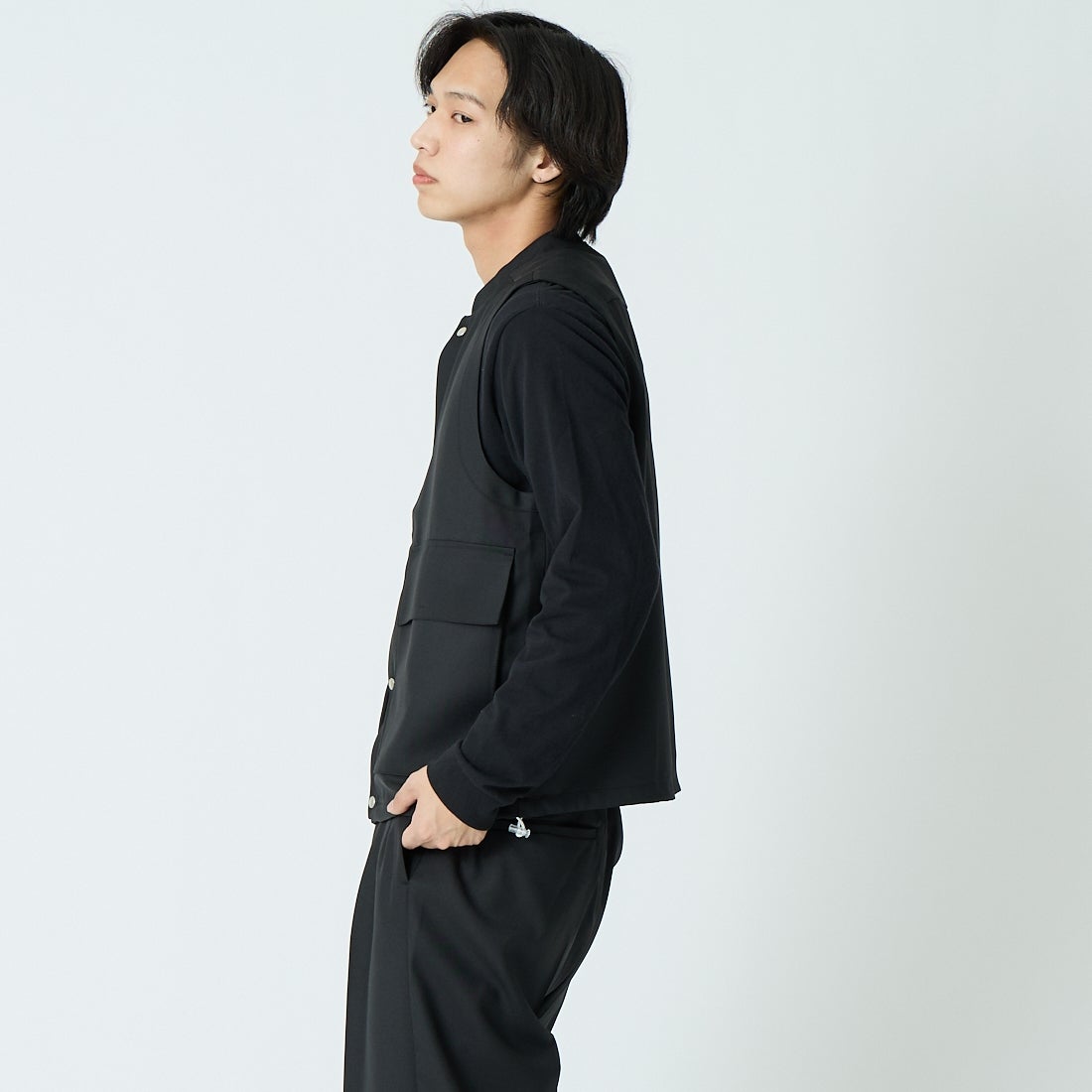 amne [アンヌ] ギャバジンユースフルベスト [AMN-VT-002] BLACK &&モデル身長：179cm 着用サイズ：2&&