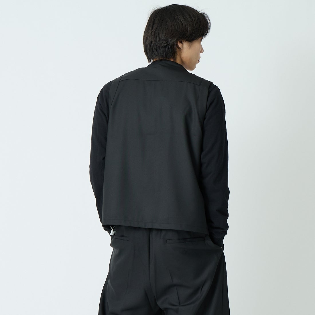 amne [アンヌ] ギャバジンユースフルベスト [AMN-VT-002] BLACK &&モデル身長：179cm 着用サイズ：2&&