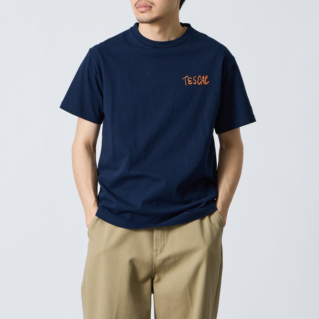 The Endless Summer [エンドレスサマー] 別注 手書き風ロゴ BUHIバックプリントTシャツ [FH-26574500-JF] NAVY &&モデル身長：168cm 着用サイズ：M&&