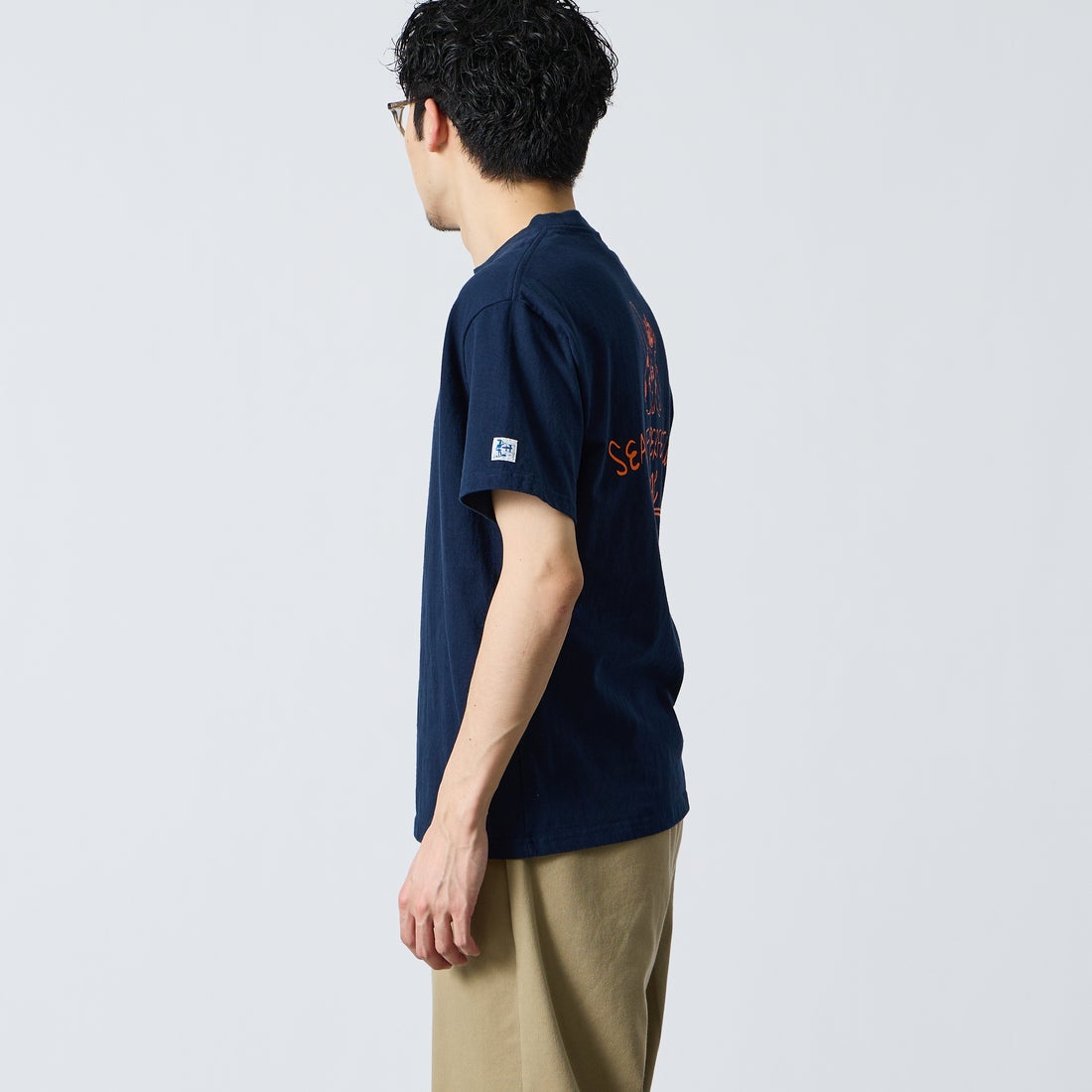 The Endless Summer [エンドレスサマー] 別注 手書き風ロゴ BUHIバックプリントTシャツ [FH-26574500-JF] NAVY &&モデル身長：168cm 着用サイズ：M&&
