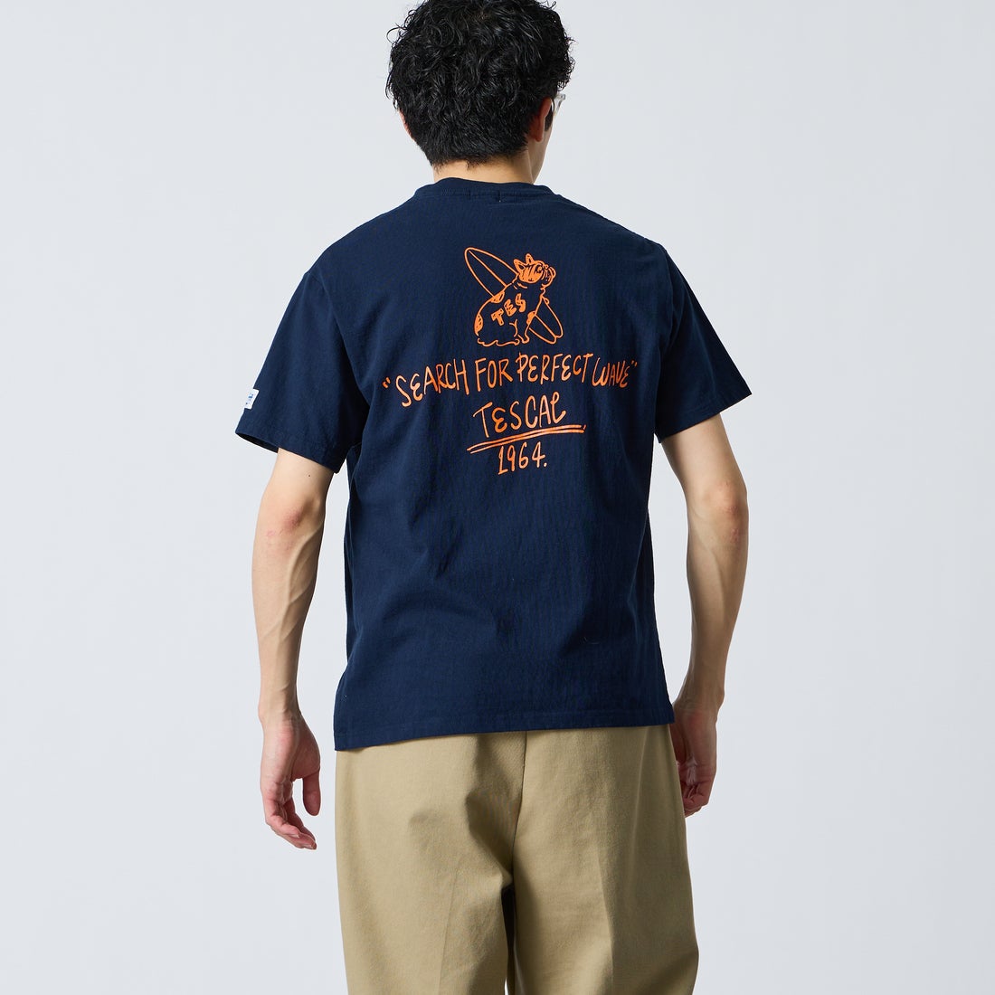 The Endless Summer [エンドレスサマー] 別注 手書き風ロゴ BUHIバックプリントTシャツ [FH-26574500-JF] NAVY &&モデル身長：168cm 着用サイズ：M&&