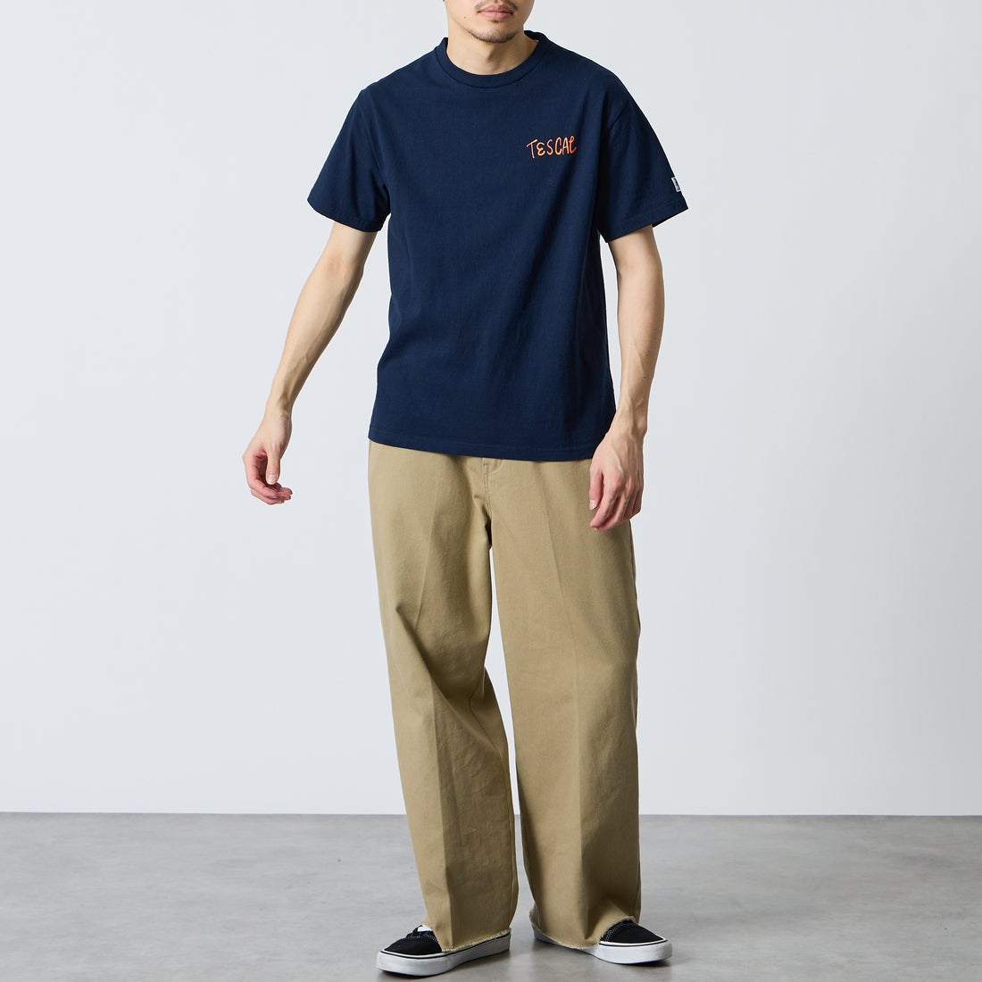 The Endless Summer [エンドレスサマー] 別注 手書き風ロゴ BUHIバックプリントTシャツ [FH-26574500-JF] NAVY &&モデル身長：168cm 着用サイズ：M&&