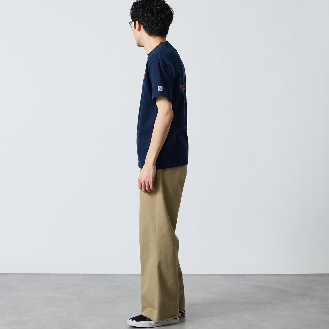 The Endless Summer [エンドレスサマー] 別注 手書き風ロゴ BUHIバックプリントTシャツ [FH-26574500-JF] NAVY &&モデル身長：168cm 着用サイズ：M&&