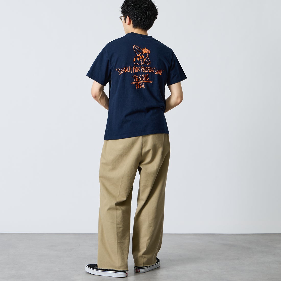 The Endless Summer [エンドレスサマー] 別注 手書き風ロゴ BUHIバックプリントTシャツ [FH-26574500-JF] NAVY &&モデル身長：168cm 着用サイズ：M&&