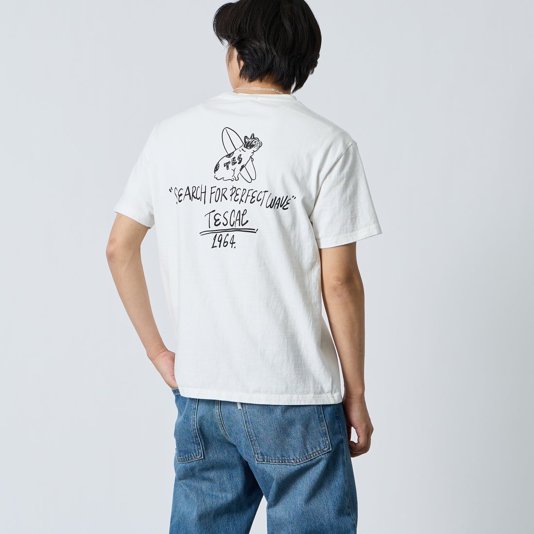 The Endless Summer [エンドレスサマー] 別注 手書き風ロゴ BUHIバックプリントTシャツ [FH-26574500-JF] WHITE &&モデル身長：179cm 着用サイズ：L&&