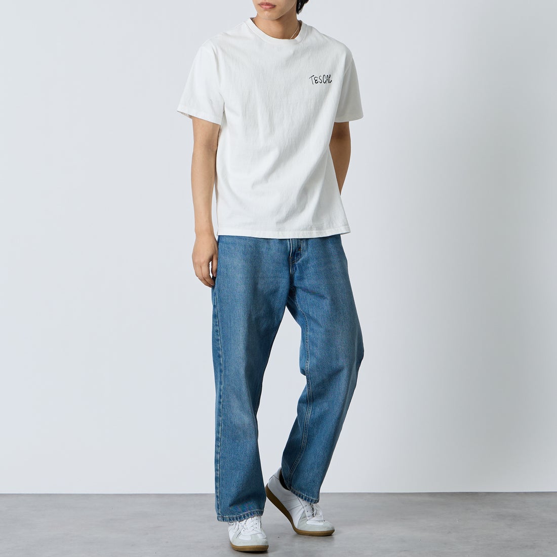 The Endless Summer [エンドレスサマー] 別注 手書き風ロゴ BUHIバックプリントTシャツ [FH-26574500-JF] WHITE &&モデル身長：179cm 着用サイズ：L&&