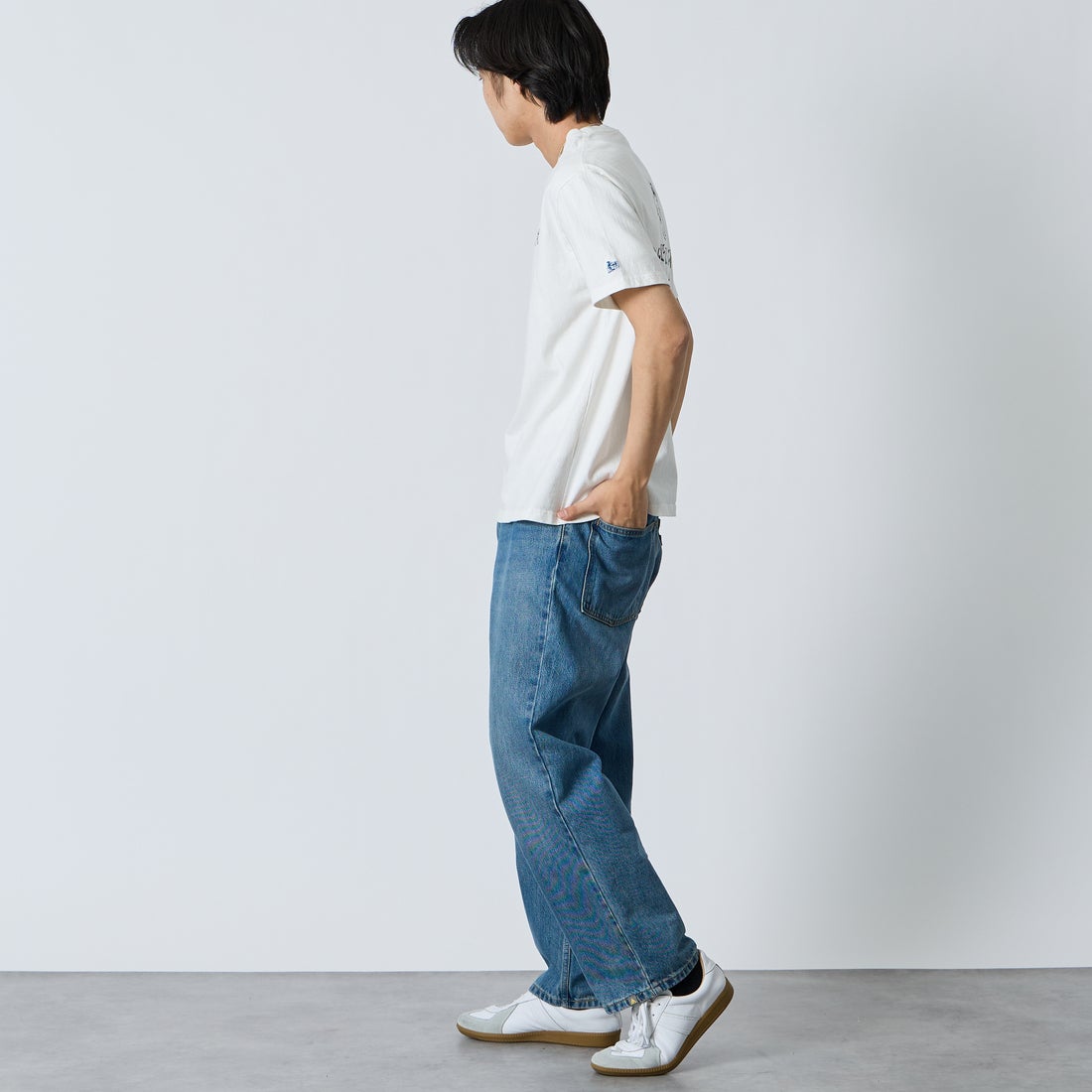 The Endless Summer [エンドレスサマー] 別注 手書き風ロゴ BUHIバックプリントTシャツ [FH-26574500-JF] WHITE &&モデル身長：179cm 着用サイズ：L&&