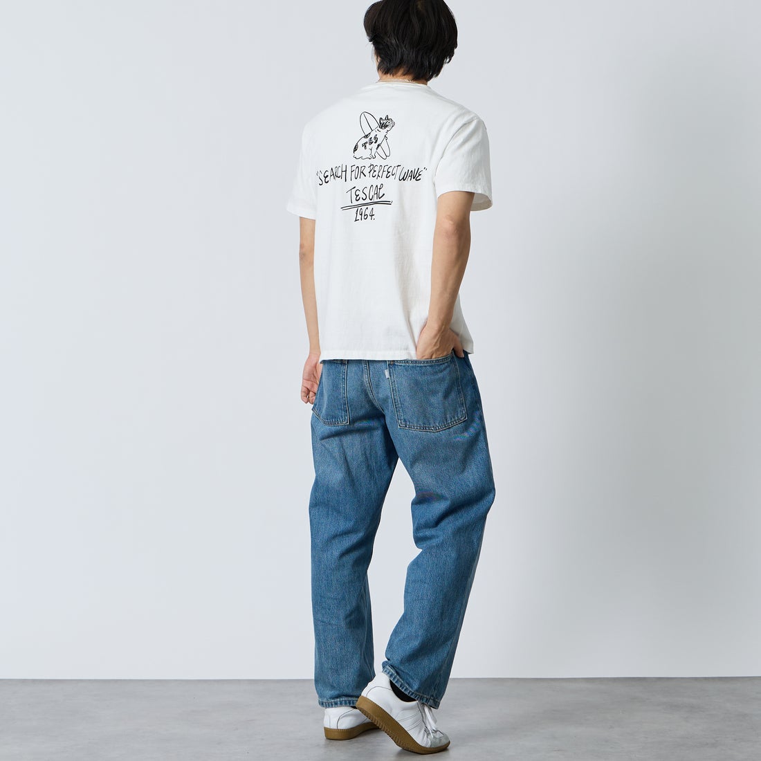 The Endless Summer [エンドレスサマー] 別注 手書き風ロゴ BUHIバックプリントTシャツ [FH-26574500-JF] WHITE &&モデル身長：179cm 着用サイズ：L&&