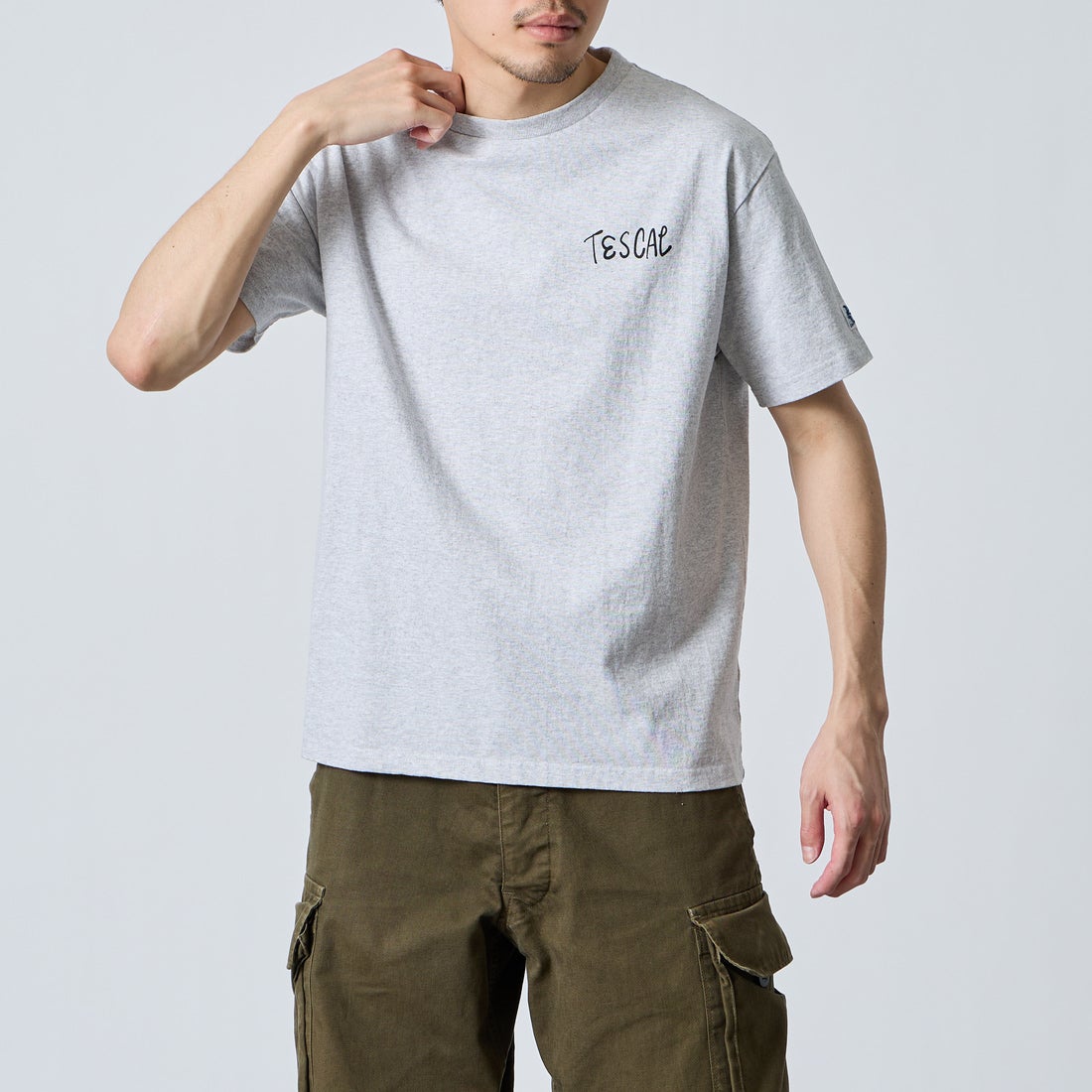 The Endless Summer [エンドレスサマー] 別注 手書き風ロゴ BUHIバックプリントTシャツ [FH-26574500-JF] MIX GRAY &&モデル身長：168cm 着用サイズ：M&&