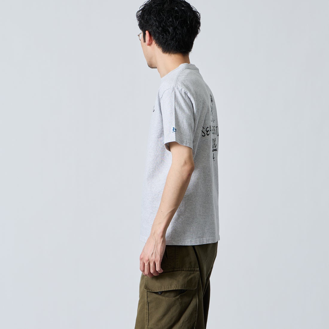 The Endless Summer [エンドレスサマー] 別注 手書き風ロゴ BUHIバックプリントTシャツ [FH-26574500-JF] MIX GRAY &&モデル身長：168cm 着用サイズ：M&&