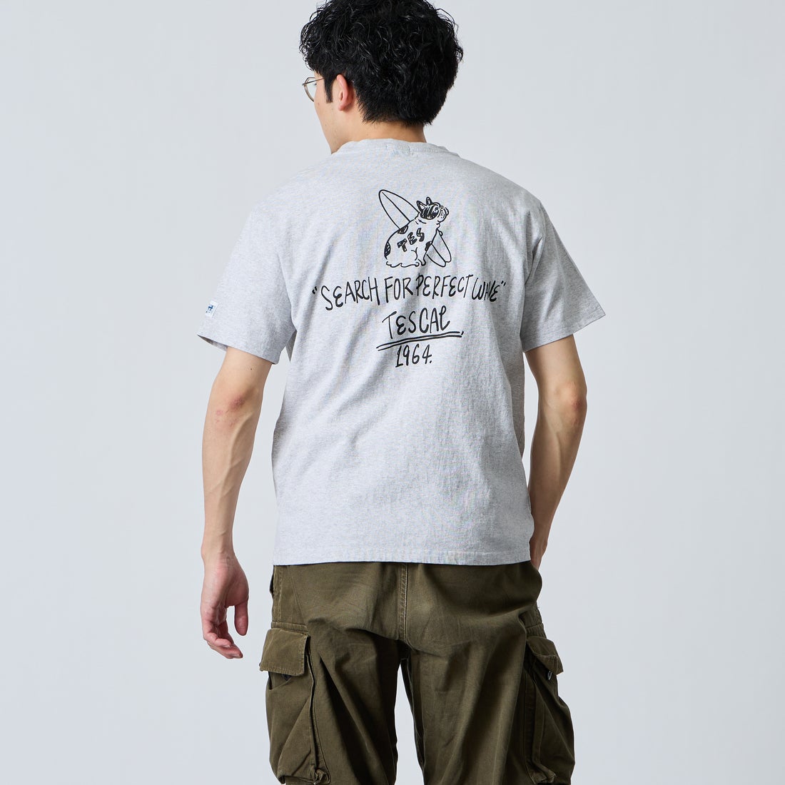 The Endless Summer [エンドレスサマー] 別注 手書き風ロゴ BUHIバックプリントTシャツ [FH-26574500-JF] MIX GRAY &&モデル身長：168cm 着用サイズ：M&&