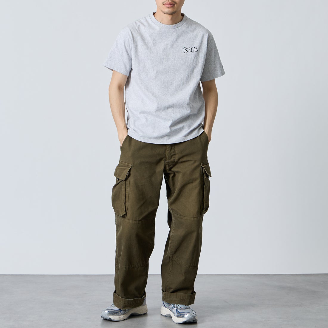 The Endless Summer [エンドレスサマー] 別注 手書き風ロゴ BUHIバックプリントTシャツ [FH-26574500-JF] MIX GRAY &&モデル身長：168cm 着用サイズ：M&&