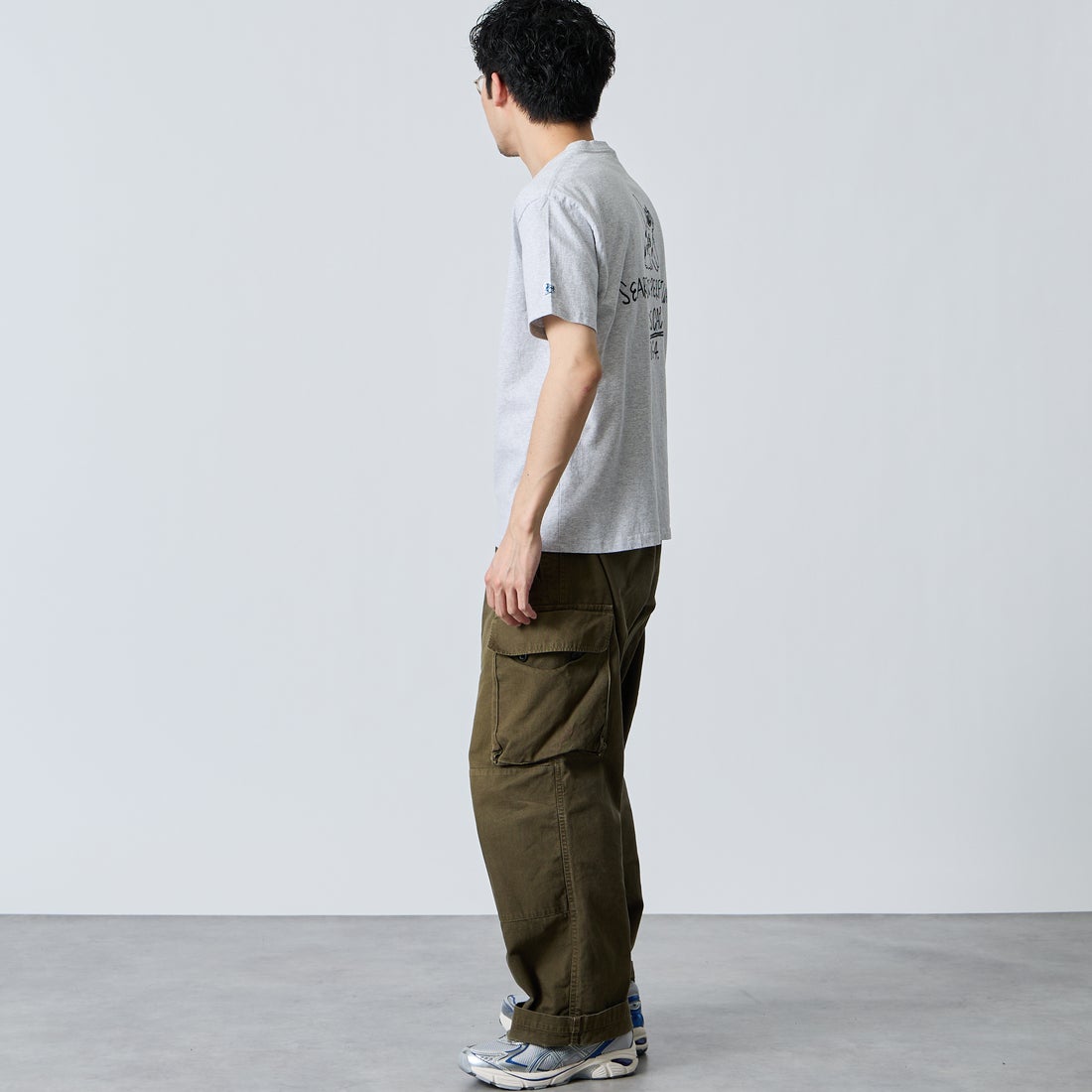 The Endless Summer [エンドレスサマー] 別注 手書き風ロゴ BUHIバックプリントTシャツ [FH-26574500-JF] MIX GRAY &&モデル身長：168cm 着用サイズ：M&&