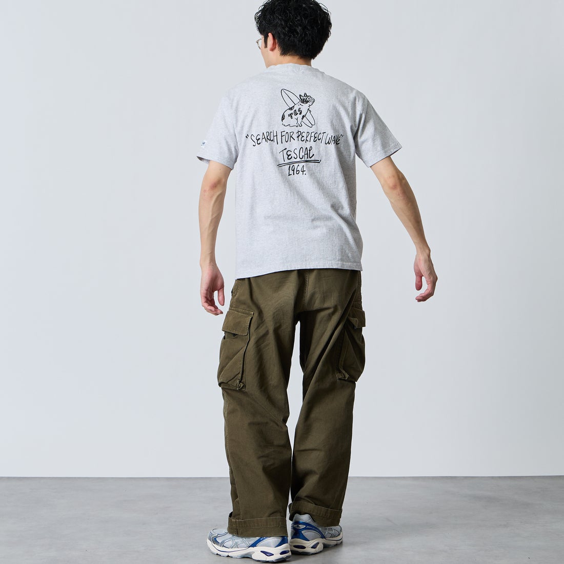 The Endless Summer [エンドレスサマー] 別注 手書き風ロゴ BUHIバックプリントTシャツ [FH-26574500-JF] MIX GRAY &&モデル身長：168cm 着用サイズ：M&&