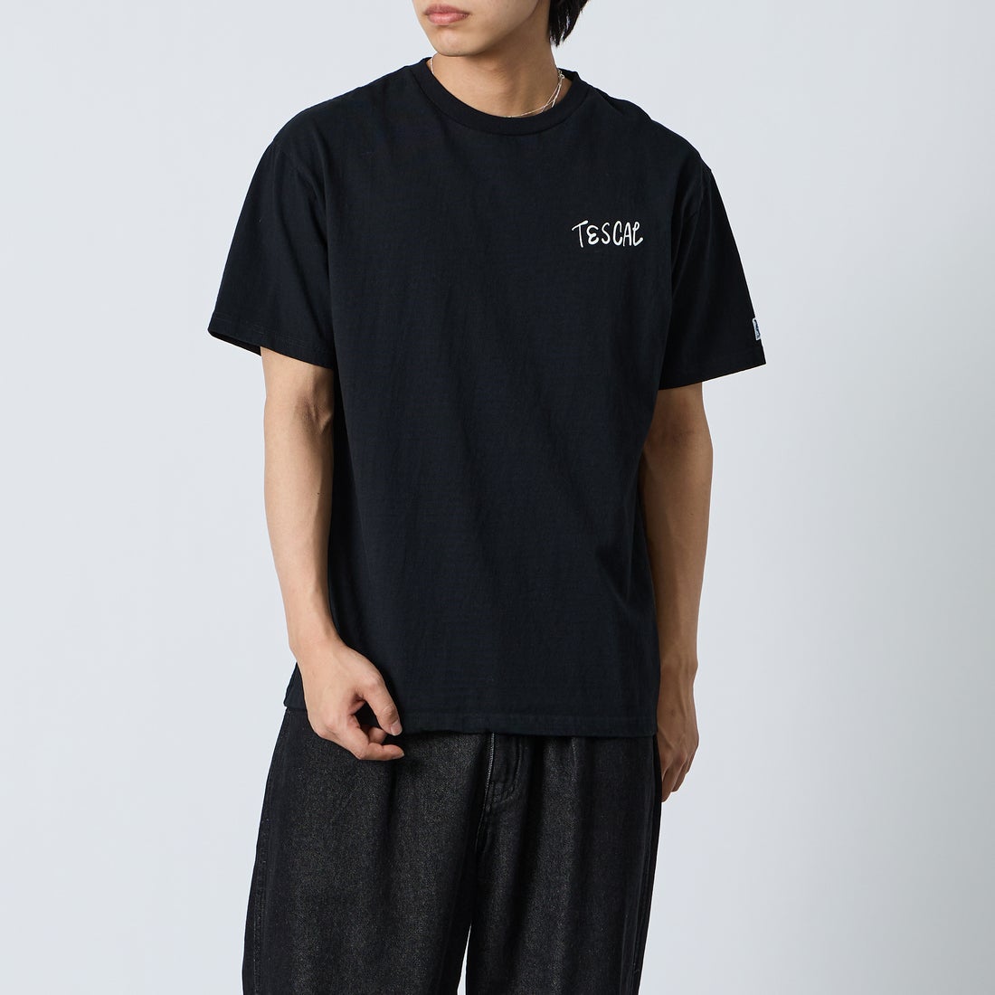 The Endless Summer [エンドレスサマー] 別注 手書き風ロゴ BUHIバックプリントTシャツ [FH-26574500-JF] BLACK &&モデル身長：179cm 着用サイズ：XL&&