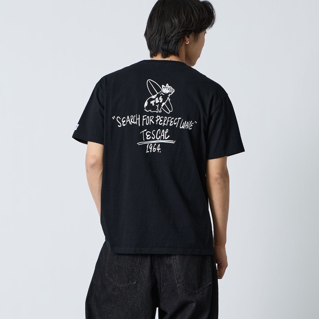 The Endless Summer [エンドレスサマー] 別注 手書き風ロゴ BUHIバックプリントTシャツ [FH-26574500-JF] BLACK &&モデル身長：179cm 着用サイズ：XL&&