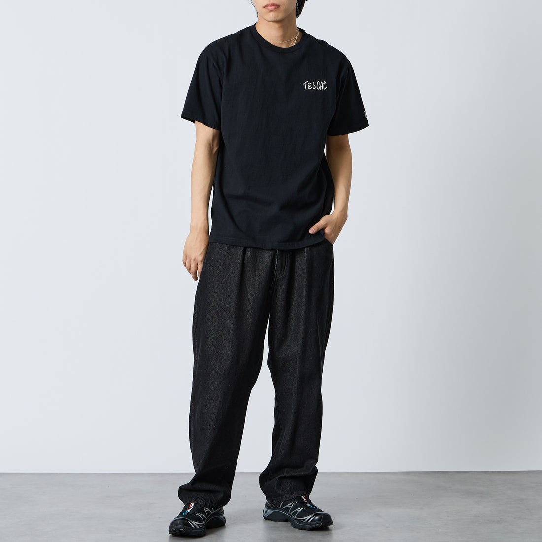 The Endless Summer [エンドレスサマー] 別注 手書き風ロゴ BUHIバックプリントTシャツ [FH-26574500-JF] BLACK &&モデル身長：179cm 着用サイズ：XL&&