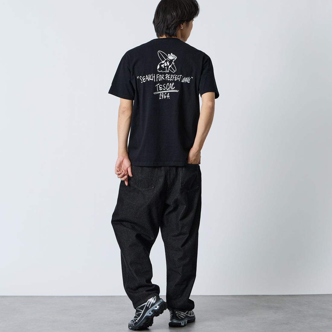 The Endless Summer [エンドレスサマー] 別注 手書き風ロゴ BUHIバックプリントTシャツ [FH-26574500-JF] BLACK &&モデル身長：179cm 着用サイズ：XL&&