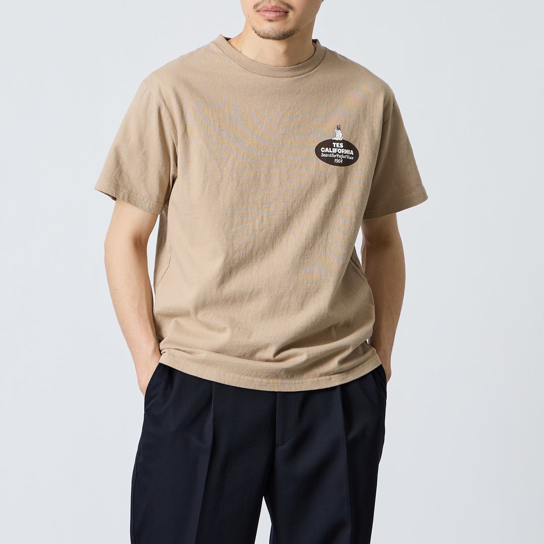 The Endless Summer [エンドレスサマー] 別注 オーバルロゴ バックプリントTシャツ [FH-26574504-JF] BEIGE &&モデル身長：168cm 着用サイズ：M&&