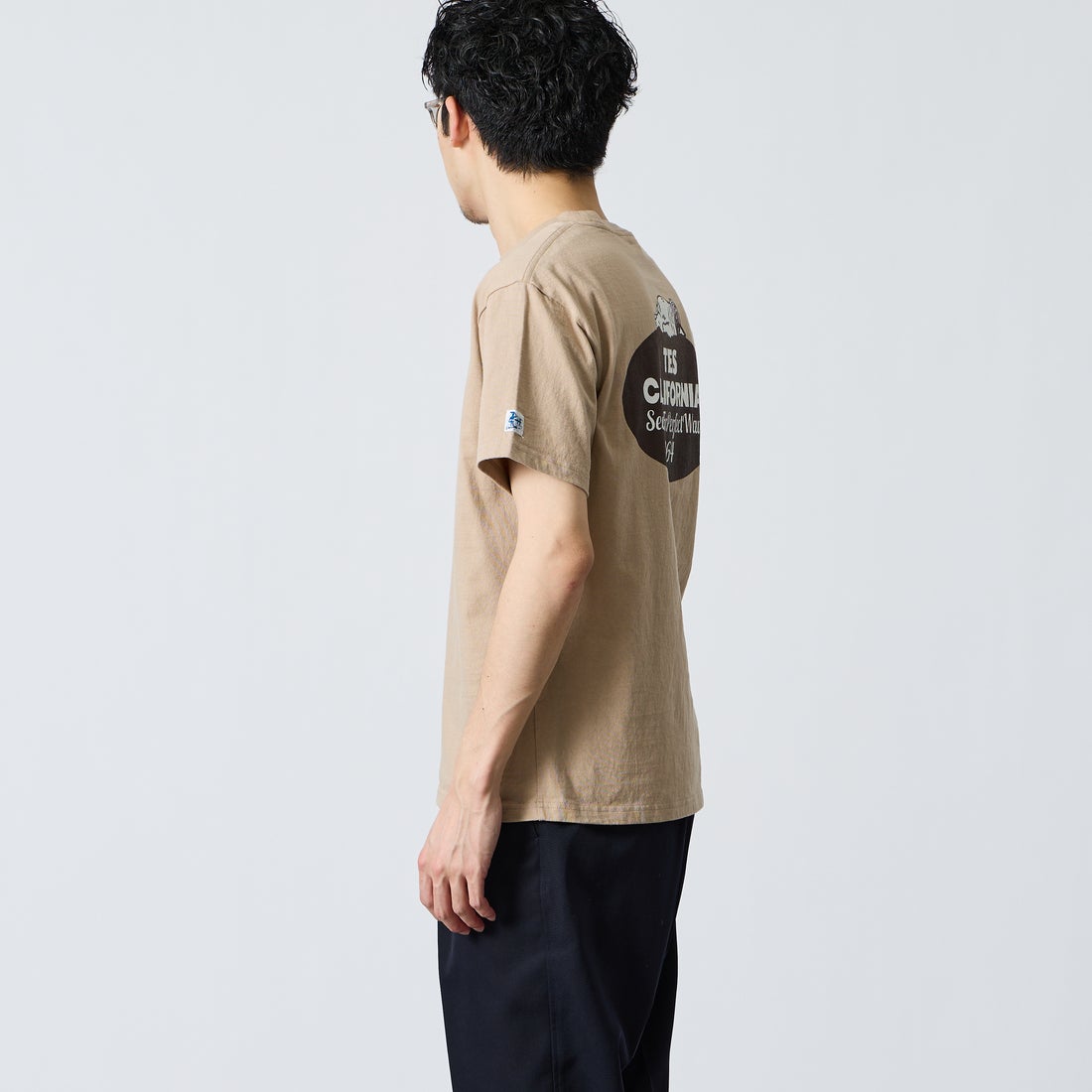 The Endless Summer [エンドレスサマー] 別注 オーバルロゴ バックプリントTシャツ [FH-26574504-JF] BEIGE &&モデル身長：168cm 着用サイズ：M&&