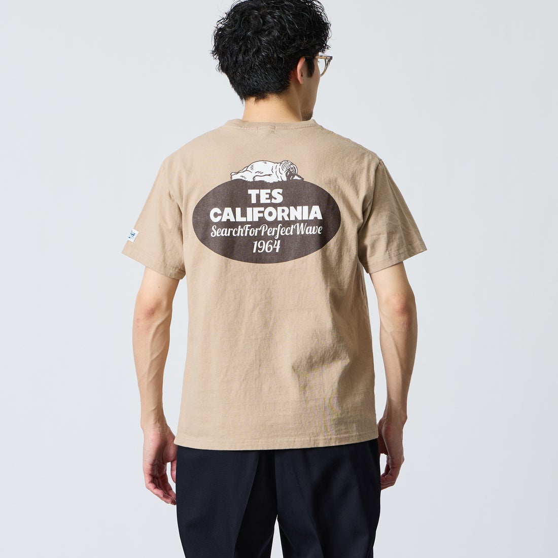 The Endless Summer [エンドレスサマー] 別注 オーバルロゴ バックプリントTシャツ [FH-26574504-JF] BEIGE &&モデル身長：168cm 着用サイズ：M&&