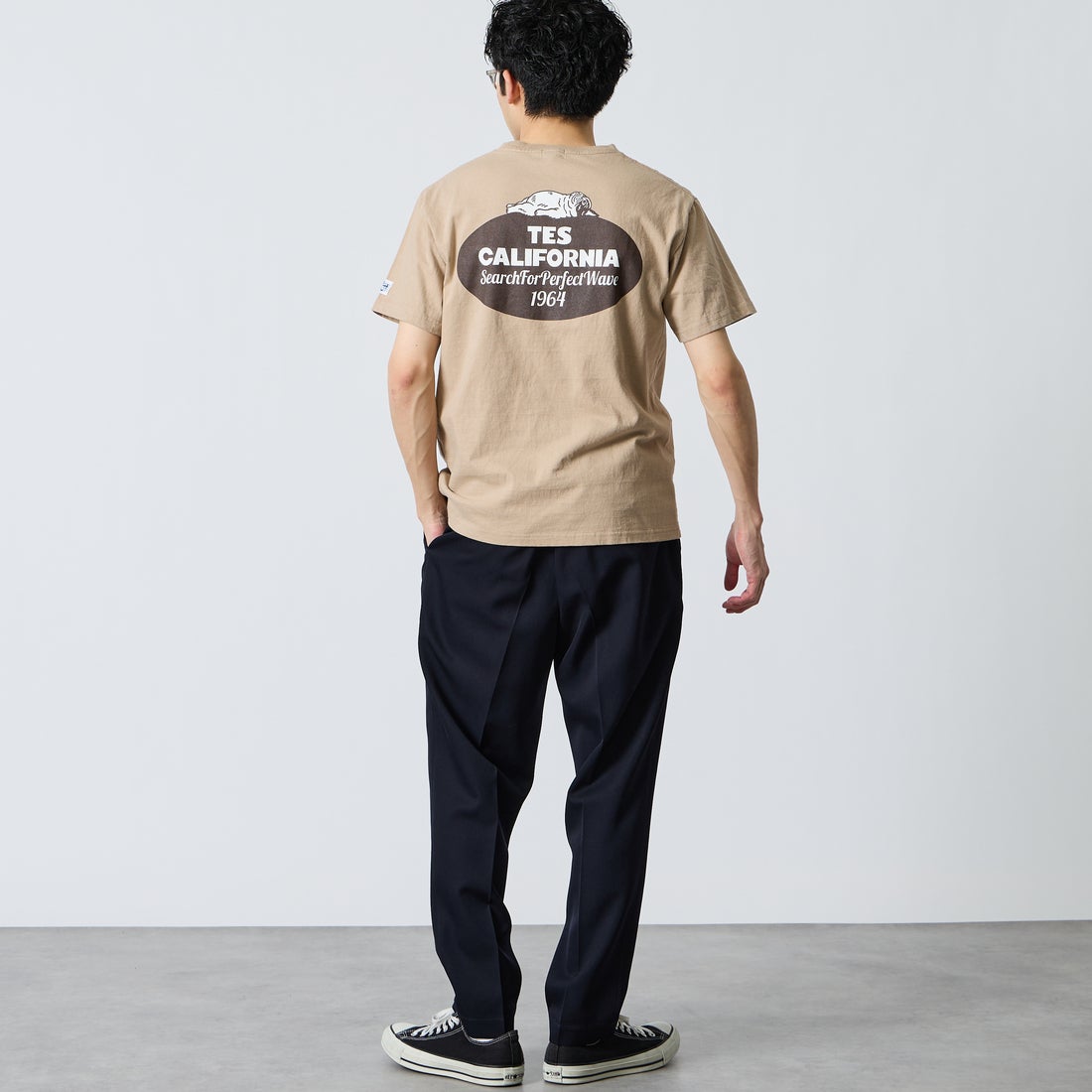 The Endless Summer [エンドレスサマー] 別注 オーバルロゴ バックプリントTシャツ [FH-26574504-JF] BEIGE &&モデル身長：168cm 着用サイズ：M&&