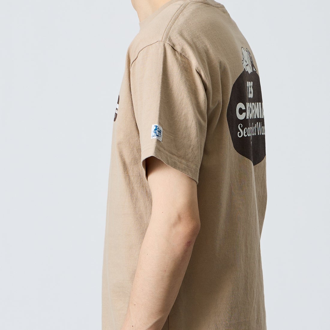 The Endless Summer [エンドレスサマー] 別注 オーバルロゴ バックプリントTシャツ [FH-26574504-JF] BEIGE &&モデル身長：168cm 着用サイズ：M&&