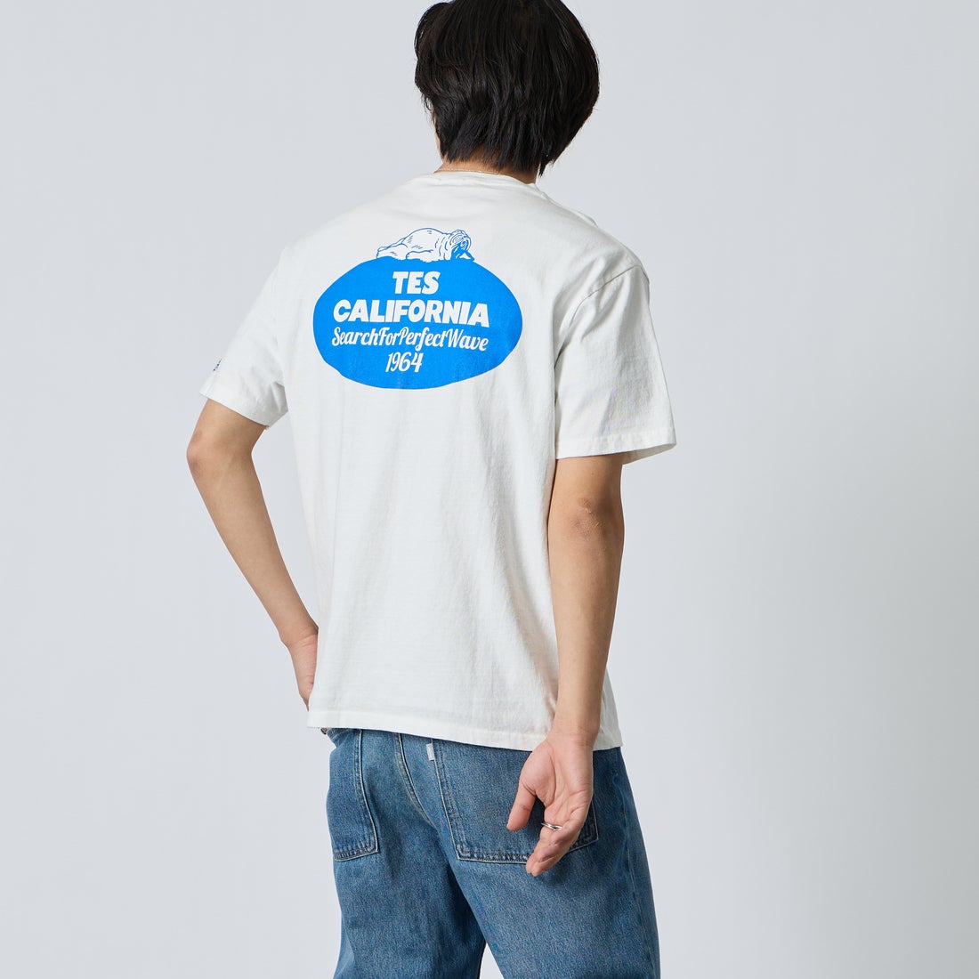 The Endless Summer [エンドレスサマー] 別注 オーバルロゴ バックプリントTシャツ [FH-26574504-JF] WHITE &&モデル身長：179cm 着用サイズ：XL&&