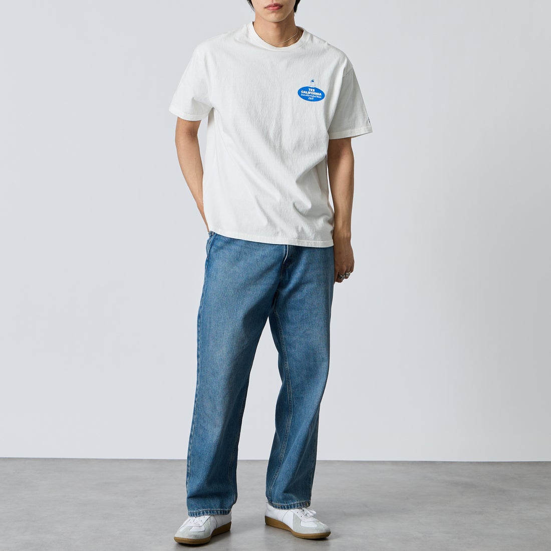 The Endless Summer [エンドレスサマー] 別注 オーバルロゴ バックプリントTシャツ [FH-26574504-JF] WHITE &&モデル身長：179cm 着用サイズ：XL&&