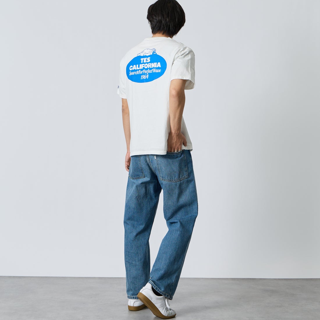 The Endless Summer [エンドレスサマー] 別注 オーバルロゴ バックプリントTシャツ [FH-26574504-JF] WHITE &&モデル身長：179cm 着用サイズ：XL&&