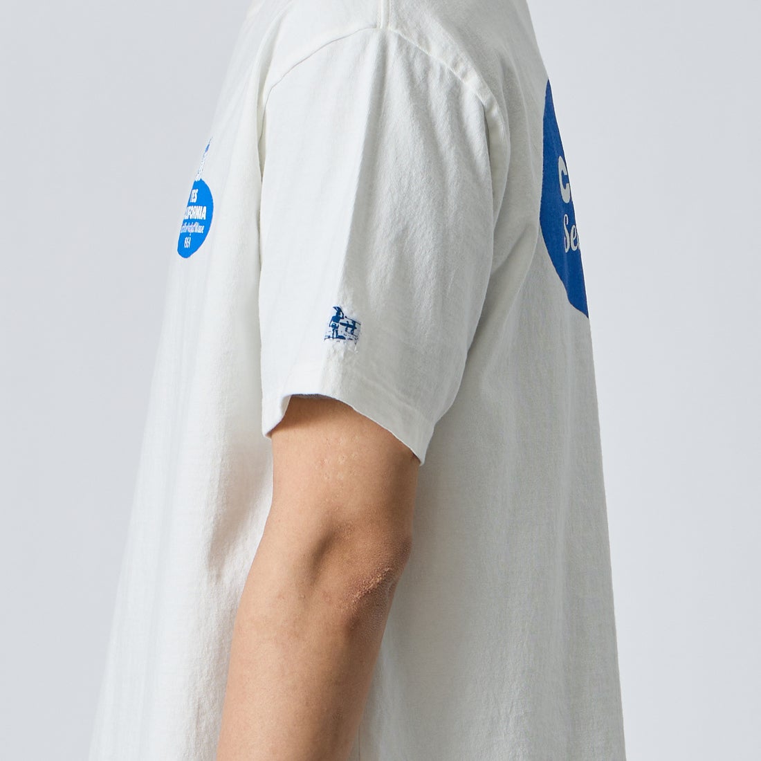 The Endless Summer [エンドレスサマー] 別注 オーバルロゴ バックプリントTシャツ [FH-26574504-JF] WHITE &&モデル身長：179cm 着用サイズ：XL&&