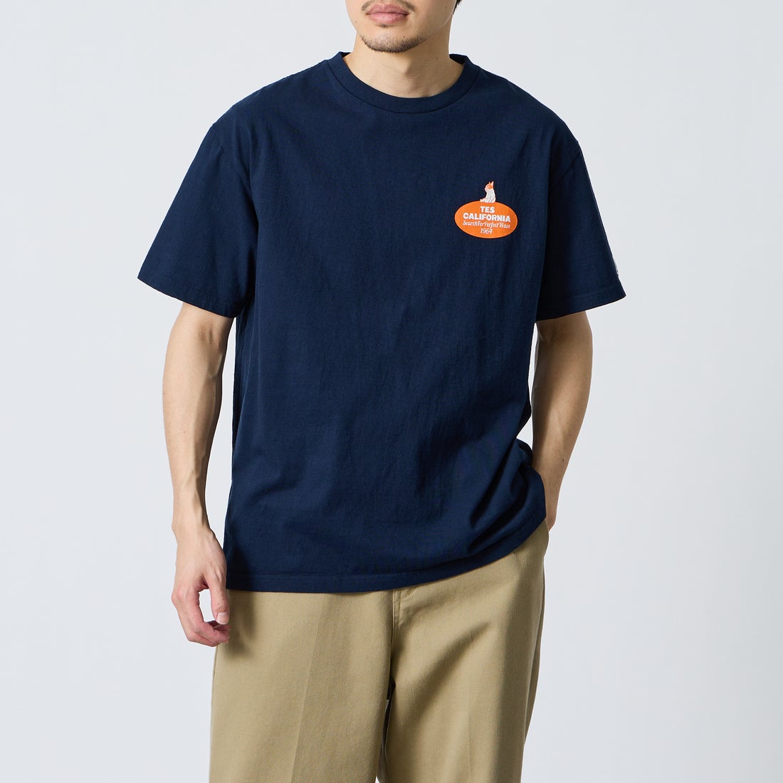 The Endless Summer [エンドレスサマー] 別注 オーバルロゴ バックプリントTシャツ [FH-26574504-JF] NAVY &&モデル身長：168cm 着用サイズ：L&&