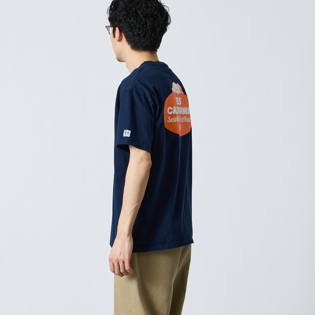The Endless Summer [エンドレスサマー] 別注 オーバルロゴ バックプリントTシャツ [FH-26574504-JF] NAVY &&モデル身長：168cm 着用サイズ：L&&
