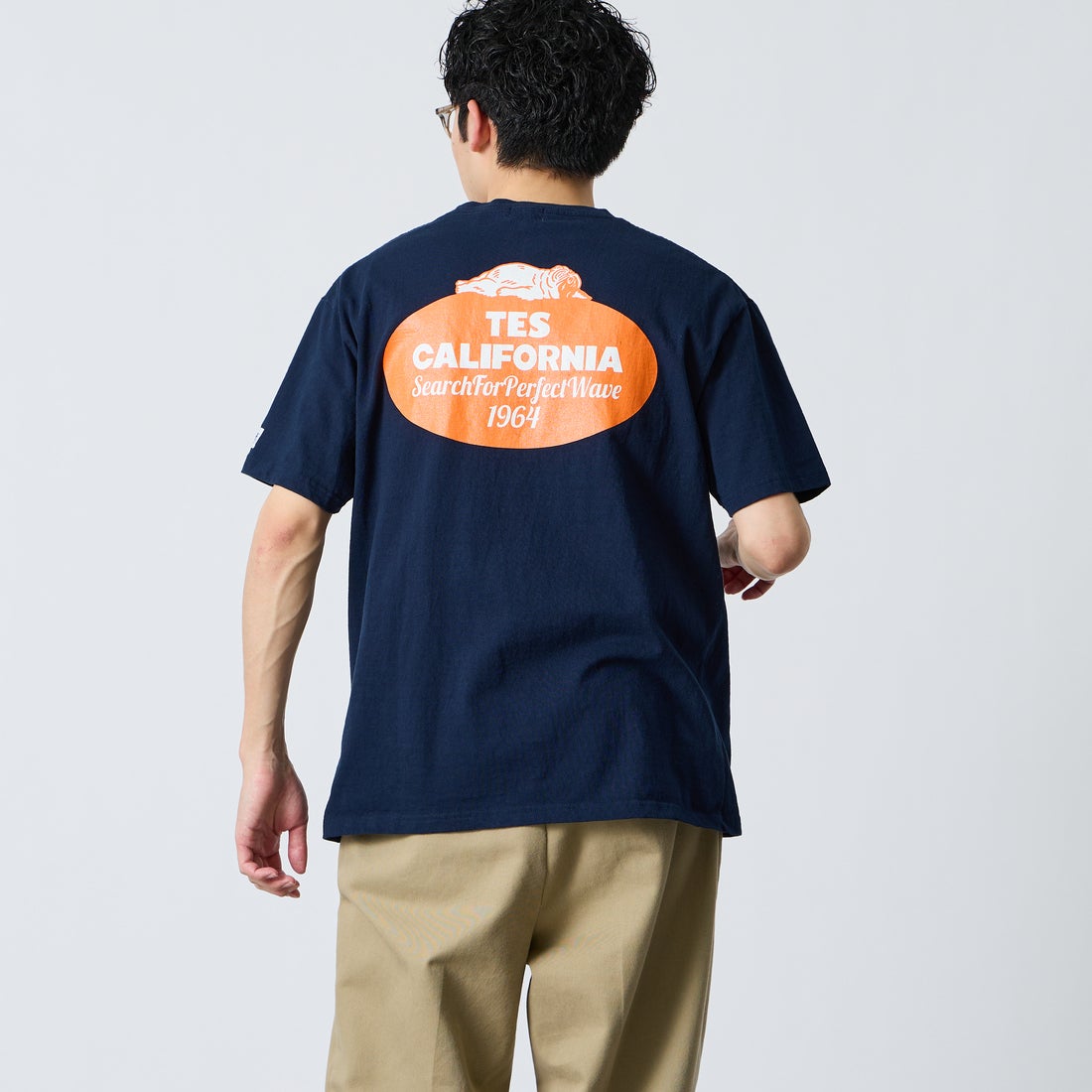 The Endless Summer [エンドレスサマー] 別注 オーバルロゴ バックプリントTシャツ [FH-26574504-JF] NAVY &&モデル身長：168cm 着用サイズ：L&&