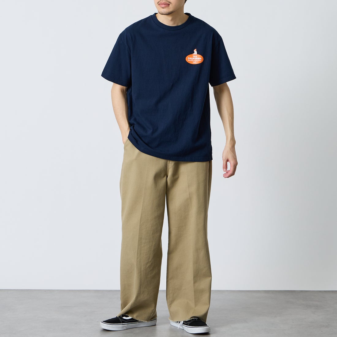 The Endless Summer [エンドレスサマー] 別注 オーバルロゴ バックプリントTシャツ [FH-26574504-JF] NAVY &&モデル身長：168cm 着用サイズ：L&&