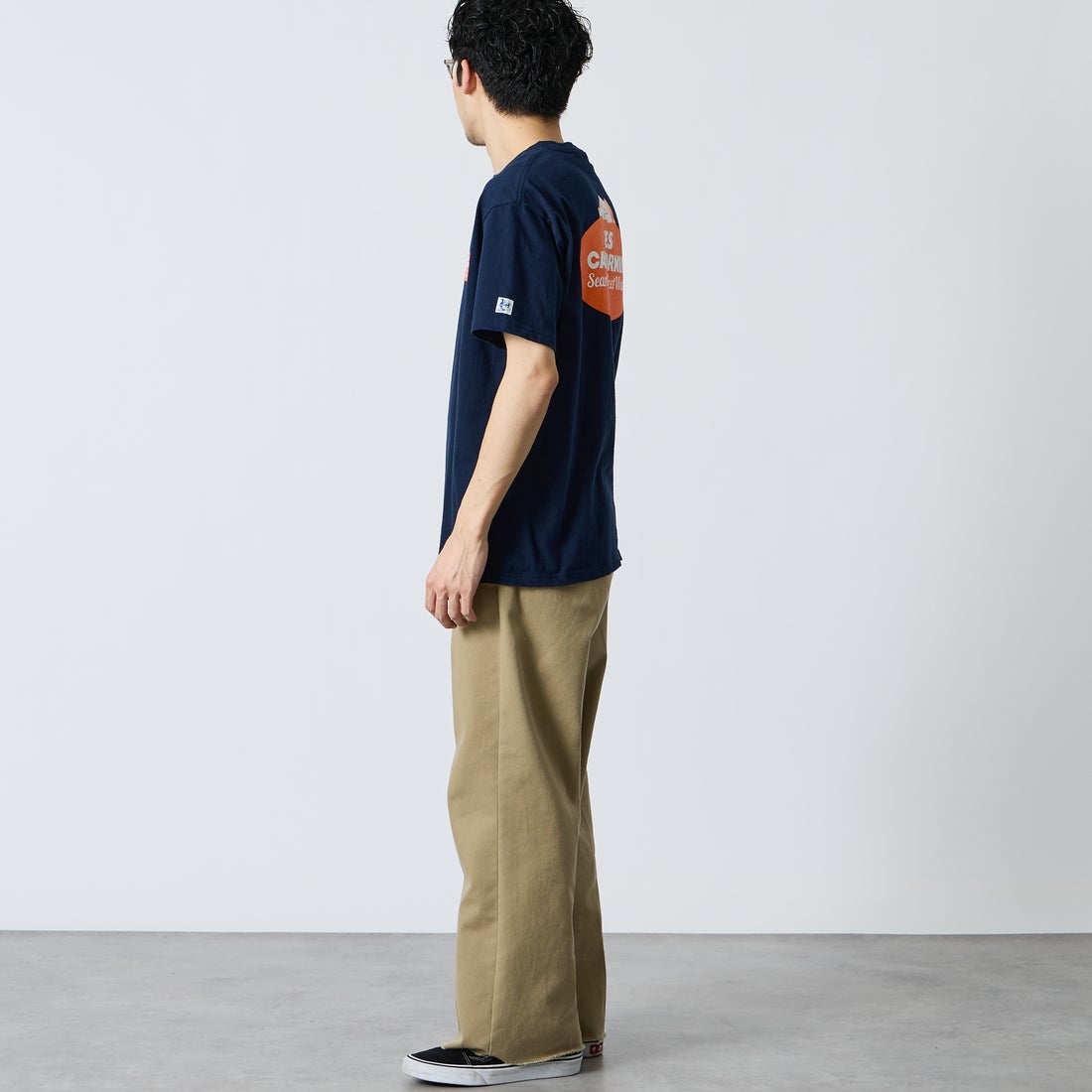 The Endless Summer [エンドレスサマー] 別注 オーバルロゴ バックプリントTシャツ [FH-26574504-JF] NAVY &&モデル身長：168cm 着用サイズ：L&&