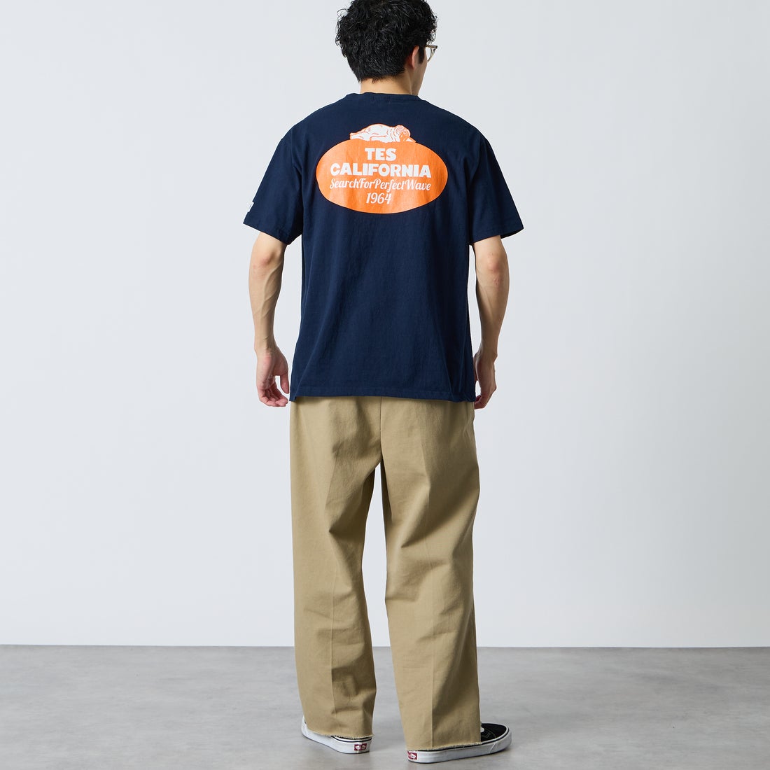 The Endless Summer [エンドレスサマー] 別注 オーバルロゴ バックプリントTシャツ [FH-26574504-JF] NAVY &&モデル身長：168cm 着用サイズ：L&&