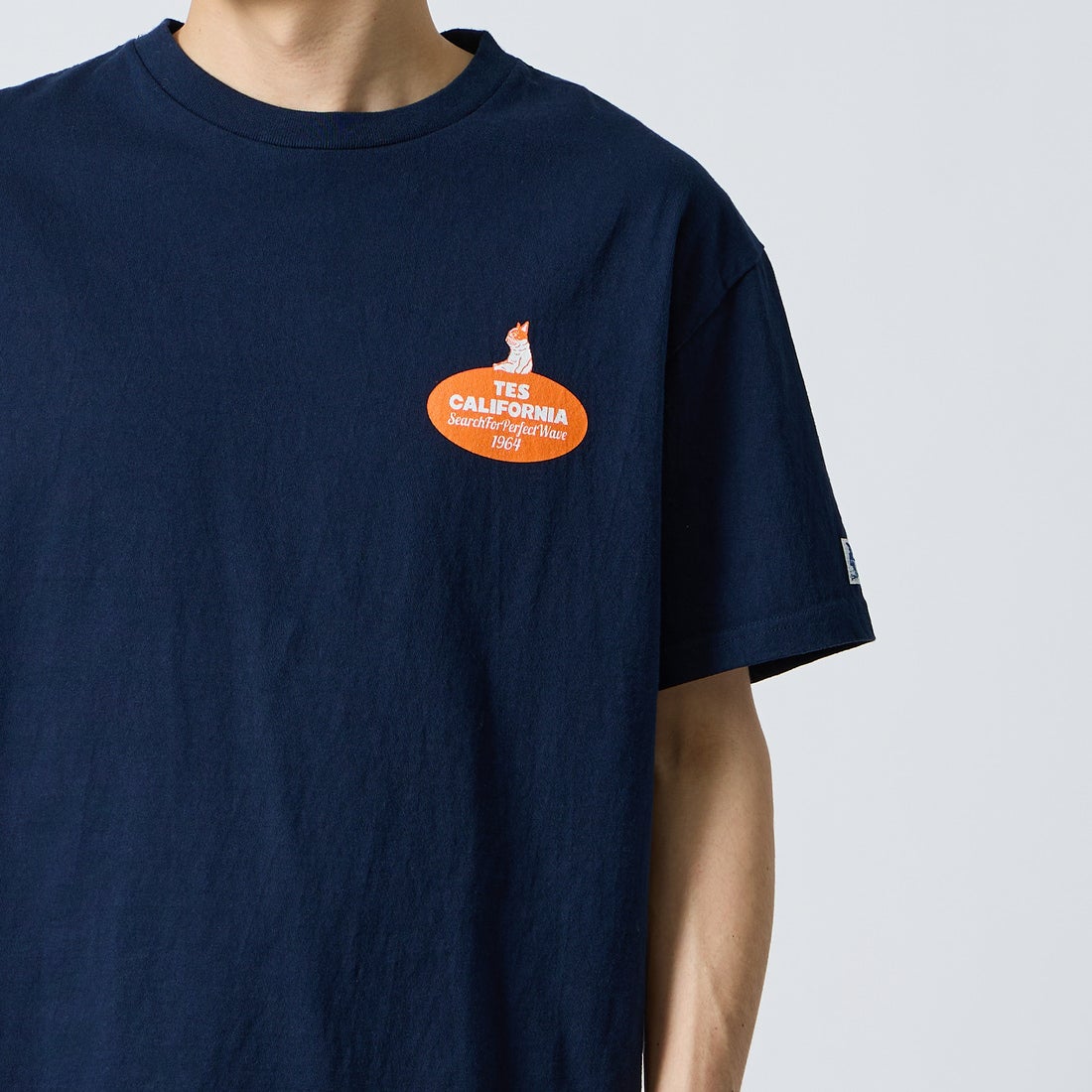 The Endless Summer [エンドレスサマー] 別注 オーバルロゴ バックプリントTシャツ [FH-26574504-JF] NAVY &&モデル身長：168cm 着用サイズ：L&&