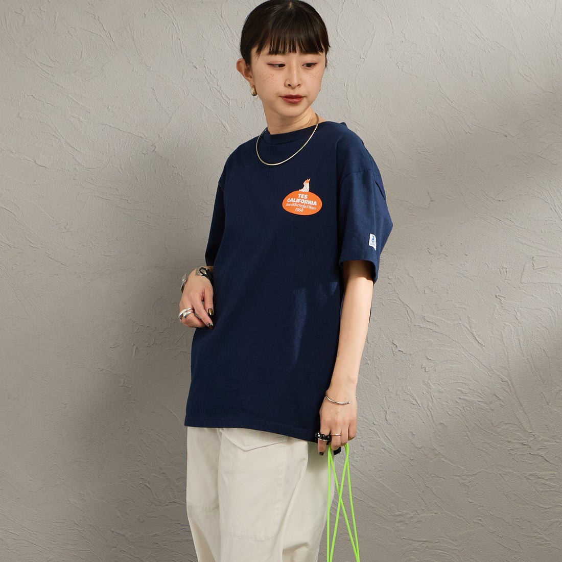 The Endless Summer [エンドレスサマー] 別注 オーバルロゴ バックプリントTシャツ [FH-26574504-JF] NAVY &&モデル身長：150cm 着用サイズ：S&&