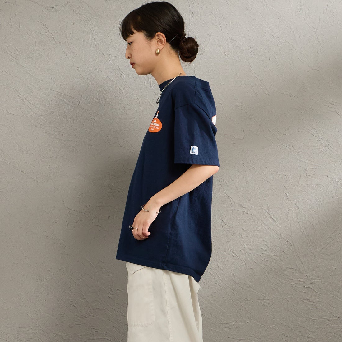 The Endless Summer [エンドレスサマー] 別注 オーバルロゴ バックプリントTシャツ [FH-26574504-JF] NAVY &&モデル身長：150cm 着用サイズ：S&&