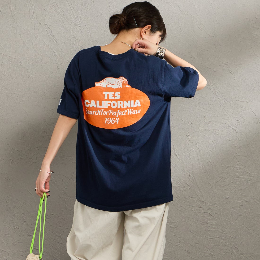 The Endless Summer [エンドレスサマー] 別注 オーバルロゴ バックプリントTシャツ [FH-26574504-JF] NAVY &&モデル身長：150cm 着用サイズ：S&&