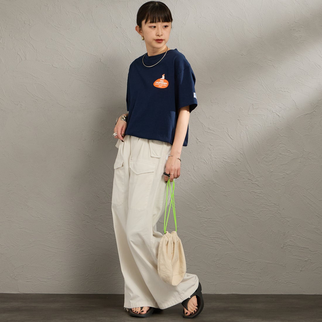 The Endless Summer [エンドレスサマー] 別注 オーバルロゴ バックプリントTシャツ [FH-26574504-JF] NAVY &&モデル身長：150cm 着用サイズ：S&&