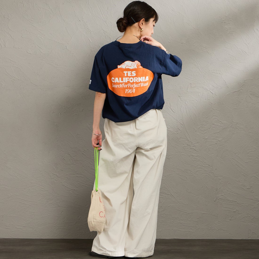 The Endless Summer [エンドレスサマー] 別注 オーバルロゴ バックプリントTシャツ [FH-26574504-JF] NAVY &&モデル身長：150cm 着用サイズ：S&&