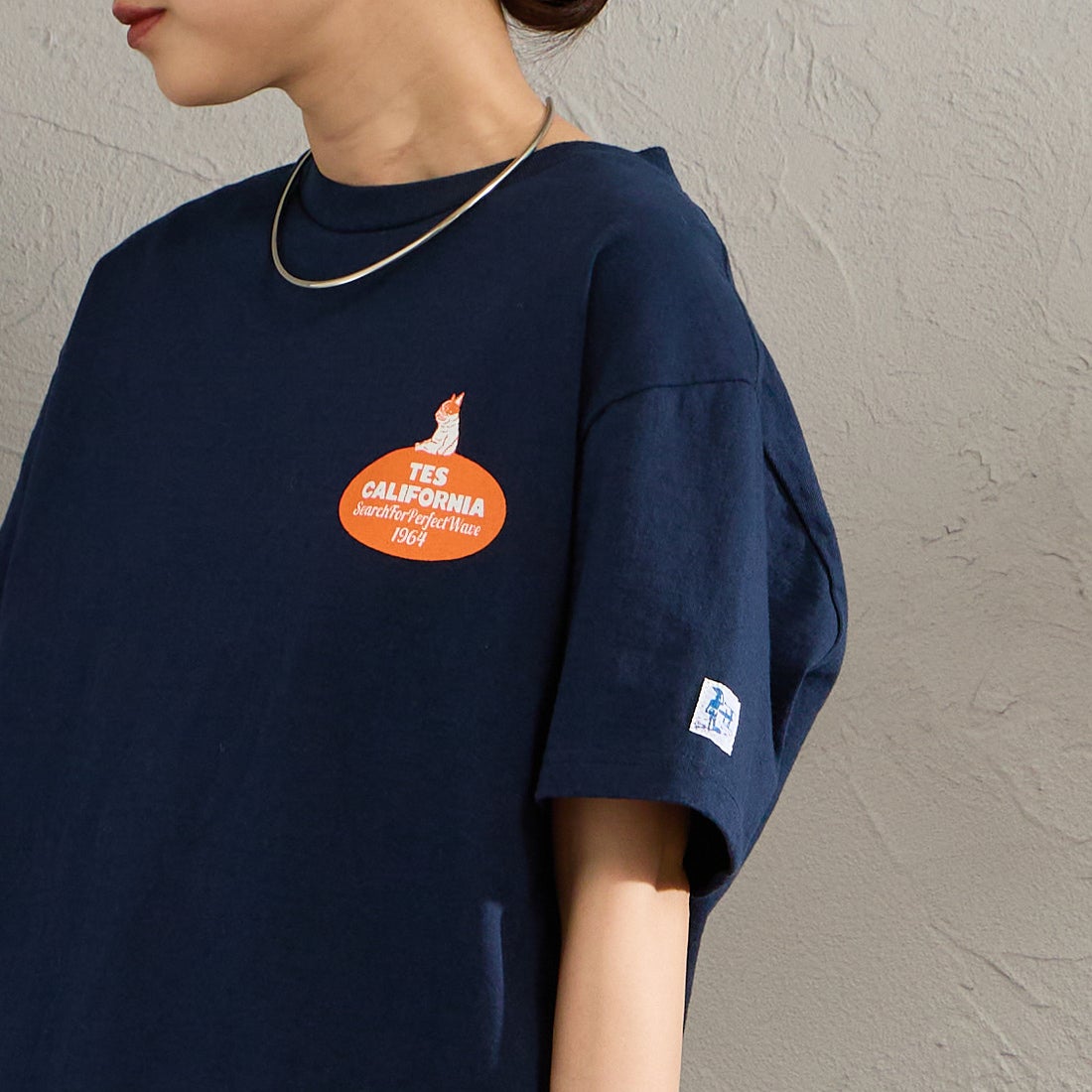 The Endless Summer [エンドレスサマー] 別注 オーバルロゴ バックプリントTシャツ [FH-26574504-JF] NAVY &&モデル身長：150cm 着用サイズ：S&&