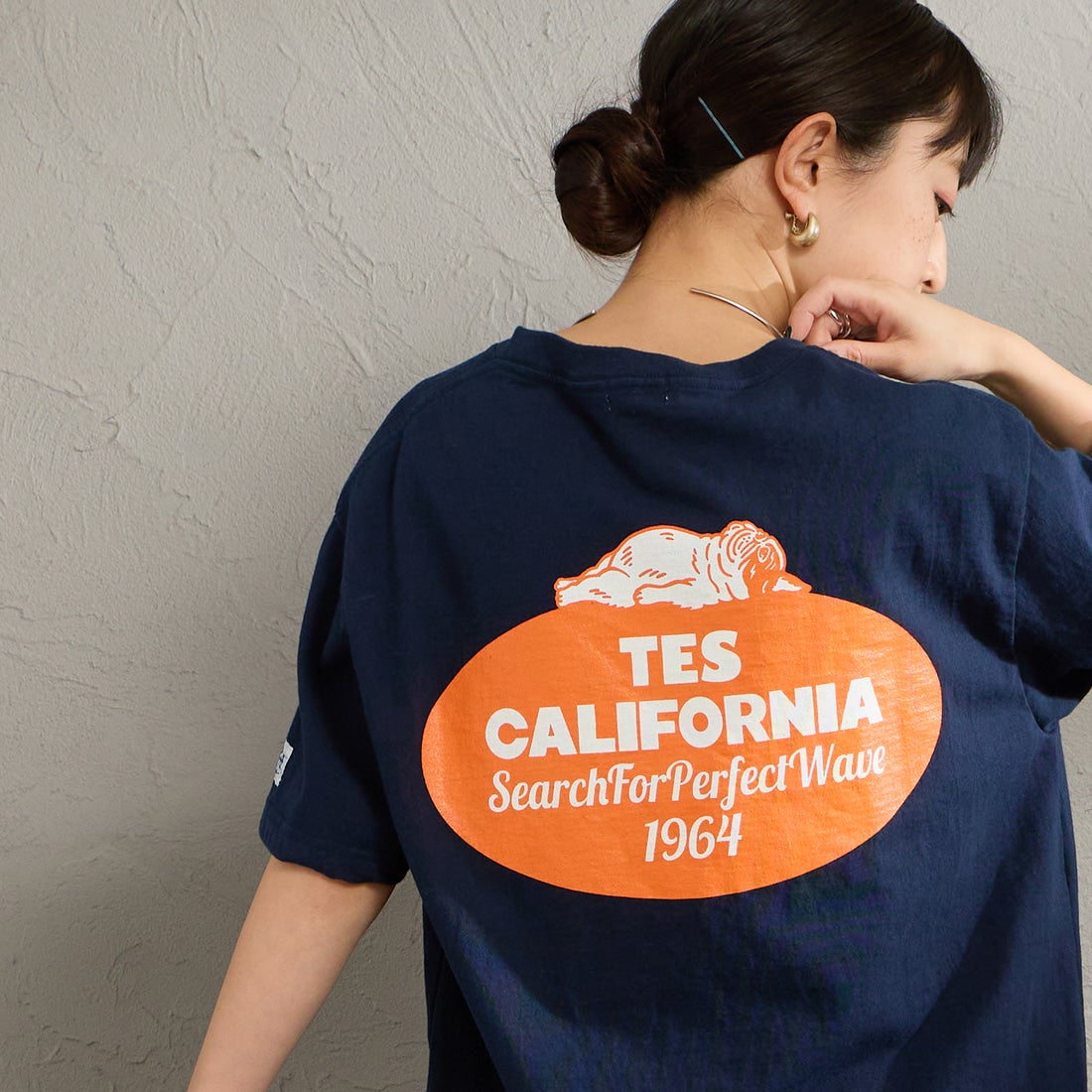 The Endless Summer [エンドレスサマー] 別注 オーバルロゴ バックプリントTシャツ [FH-26574504-JF] NAVY &&モデル身長：150cm 着用サイズ：S&&