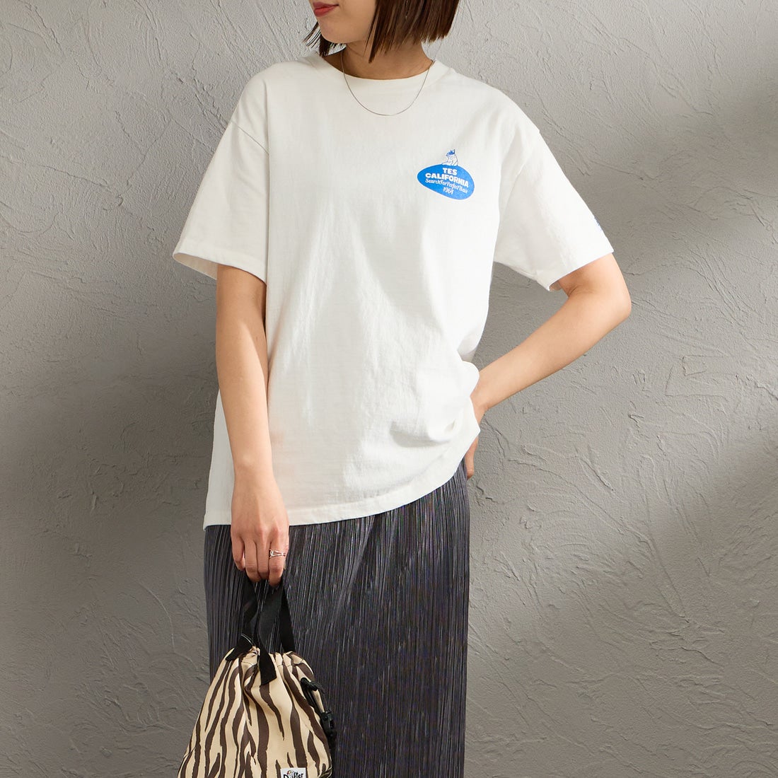 The Endless Summer [エンドレスサマー] 別注 オーバルロゴ バックプリントTシャツ [FH-26574504-JF] WHITE &&モデル身長：159cm 着用サイズ：S&&