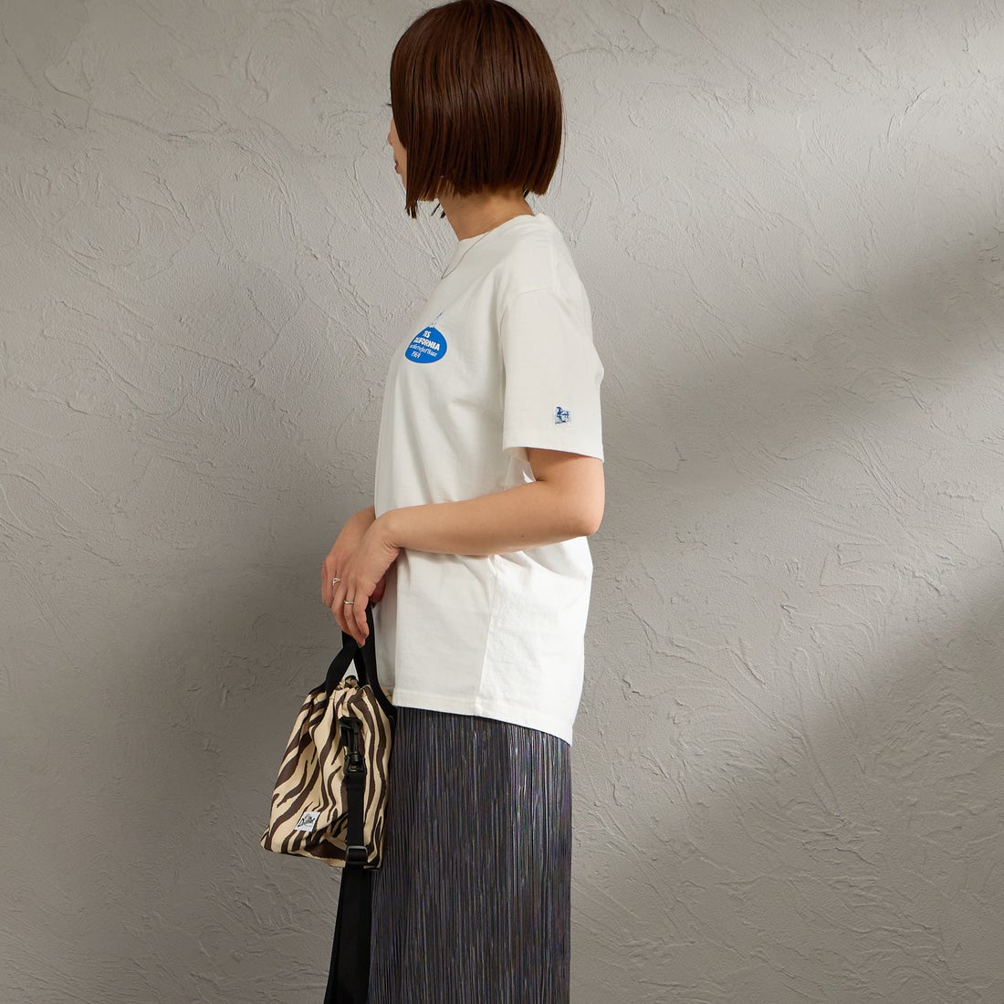 The Endless Summer [エンドレスサマー] 別注 オーバルロゴ バックプリントTシャツ [FH-26574504-JF] WHITE &&モデル身長：159cm 着用サイズ：S&&
