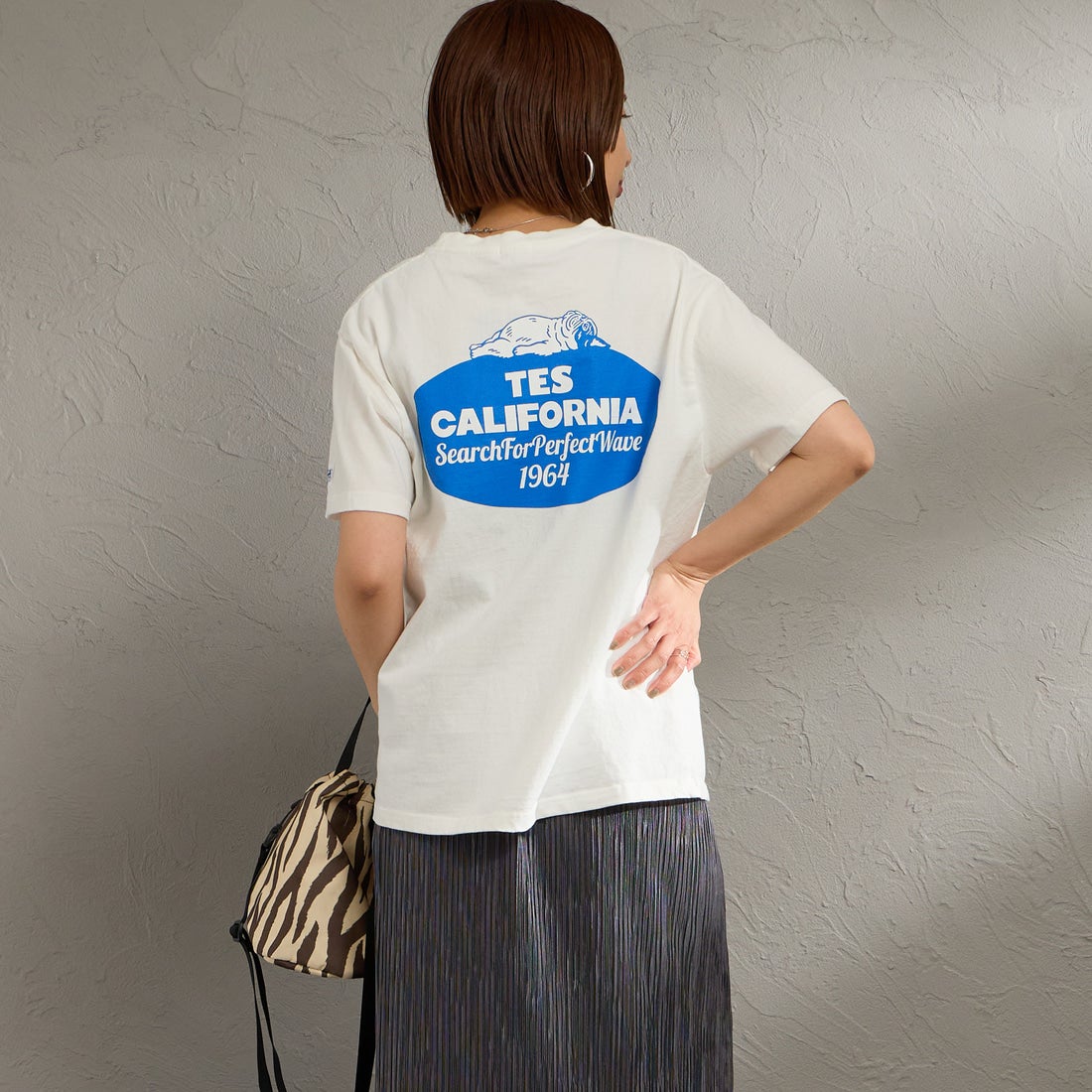 The Endless Summer [エンドレスサマー] 別注 オーバルロゴ バックプリントTシャツ [FH-26574504-JF] WHITE &&モデル身長：159cm 着用サイズ：S&&