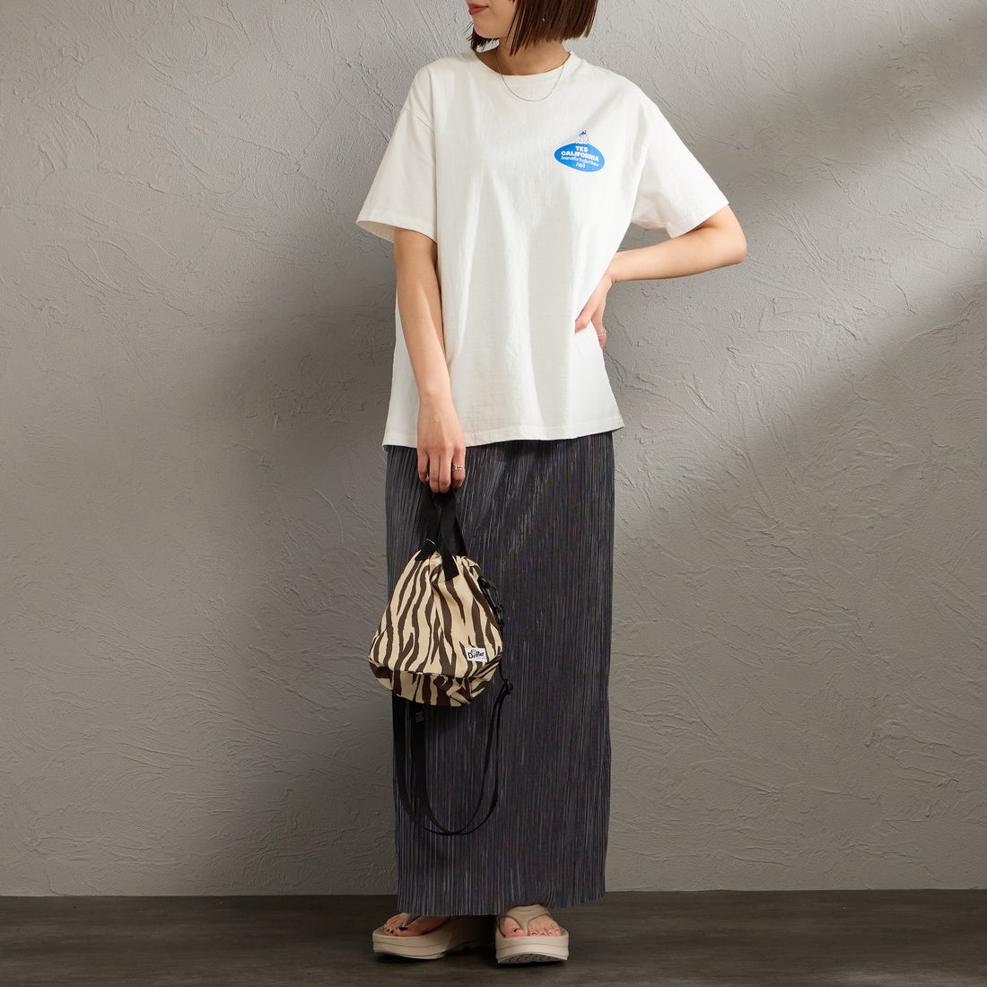 The Endless Summer [エンドレスサマー] 別注 オーバルロゴ バックプリントTシャツ [FH-26574504-JF] WHITE &&モデル身長：159cm 着用サイズ：S&&